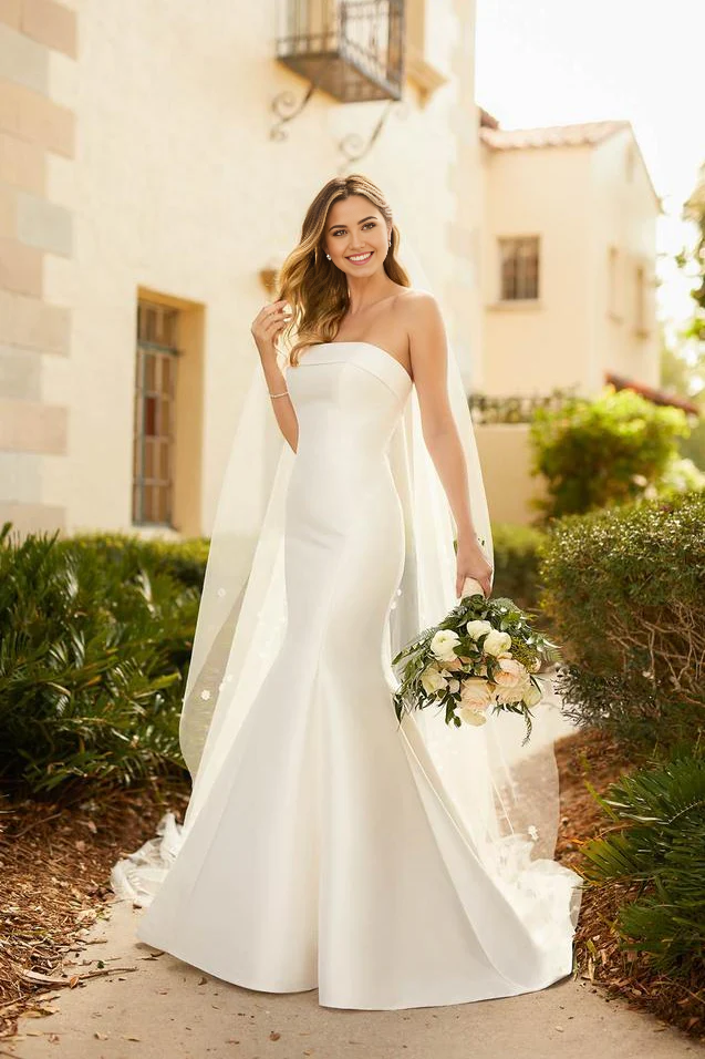 Hermosos vestidos de novia de satén sin tirantes con corte sirena para playa